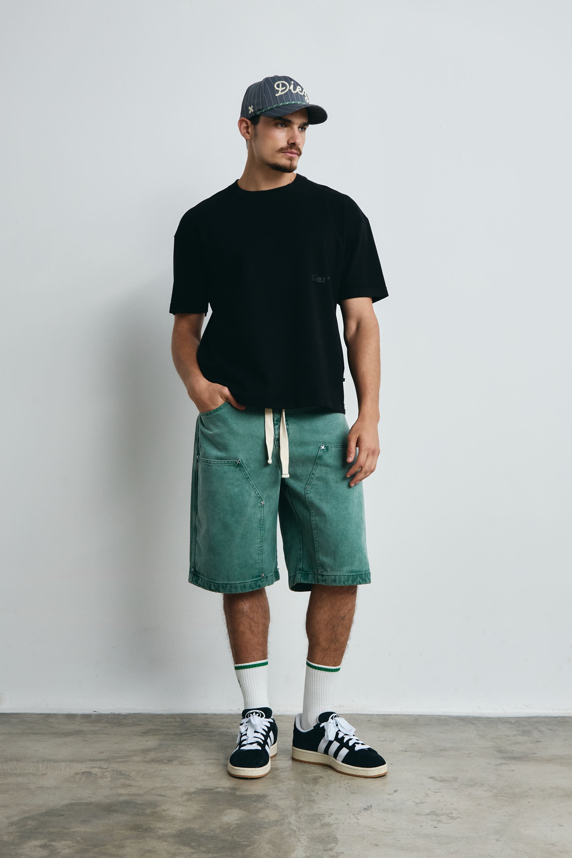 CAMISETA BÁSICA NEGRA