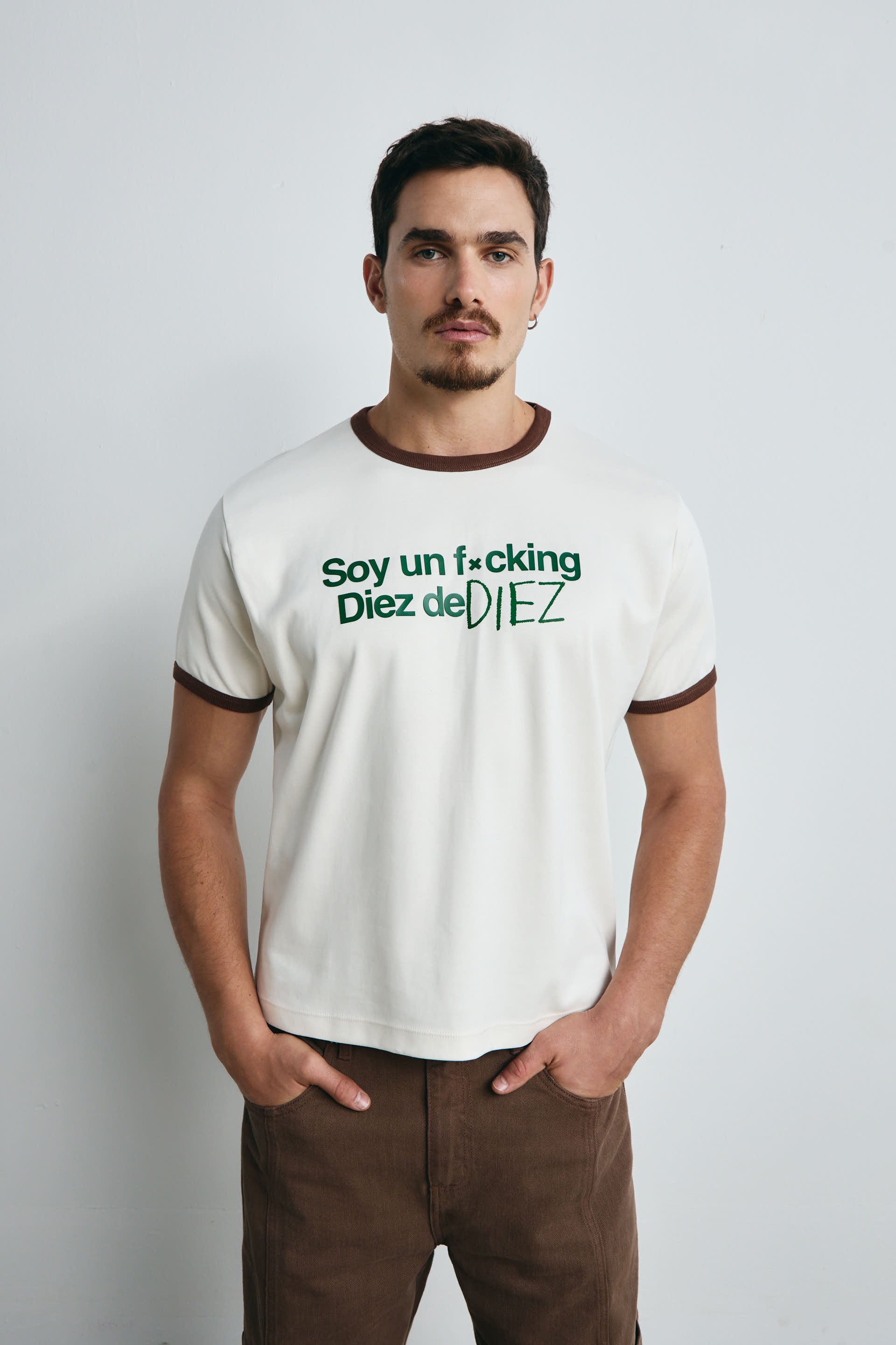 CAMISETA RIB CAFÉ FXCKING - DIEZ X MR TOWERS