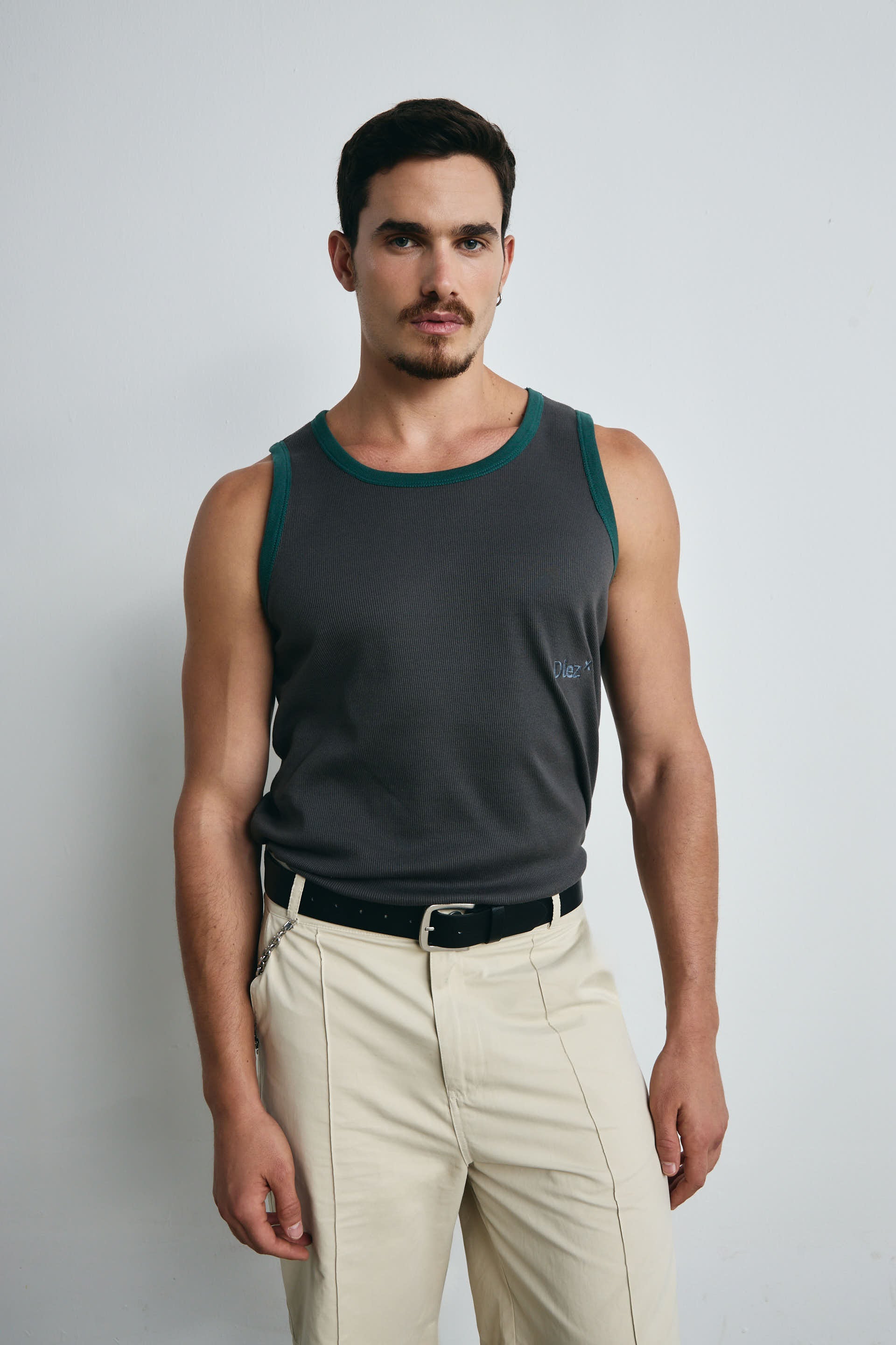 CAMISILLA GRIS CON SESGO VERDE