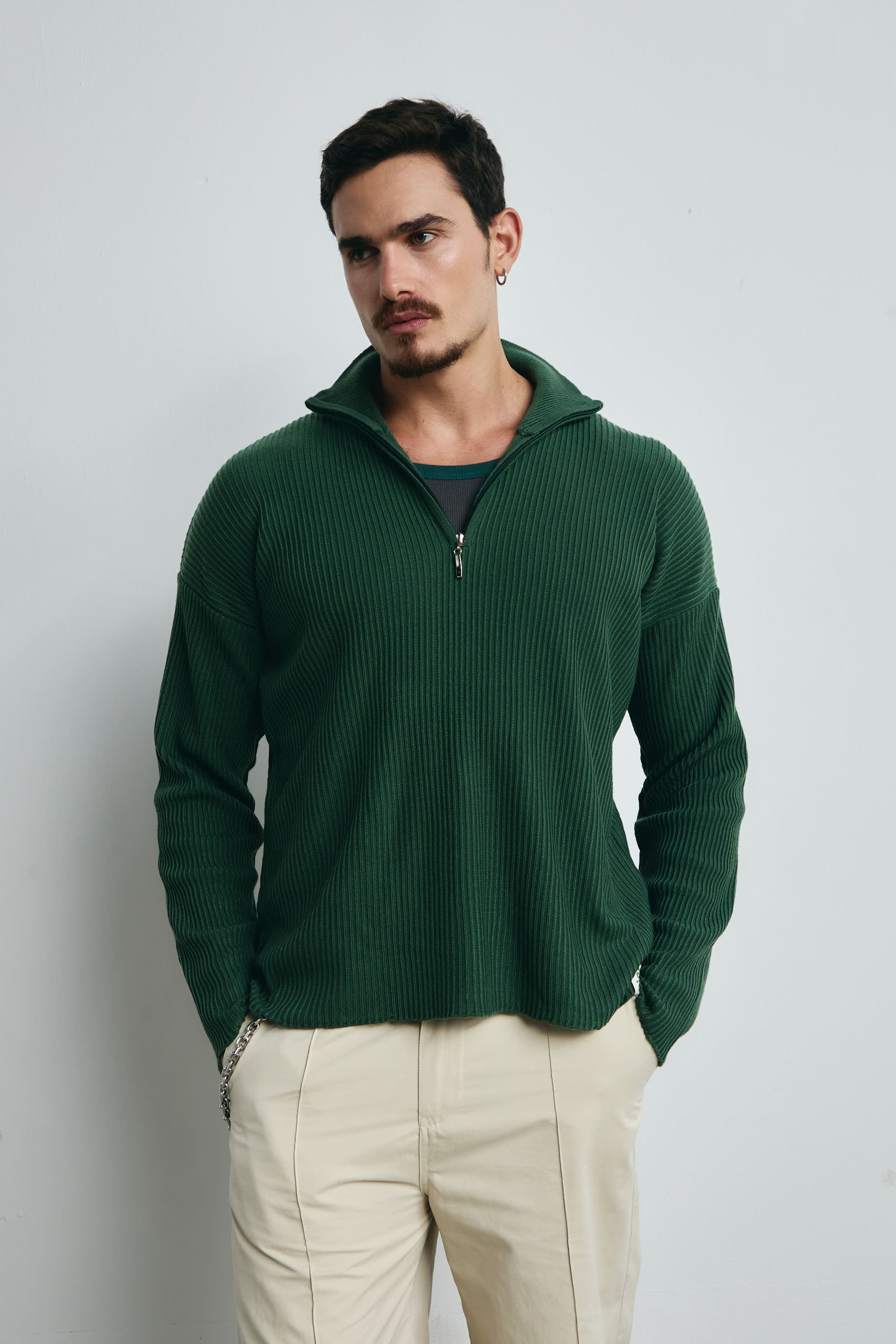 BUZO TEJIDO CON CIERRE EN EL CUELLO