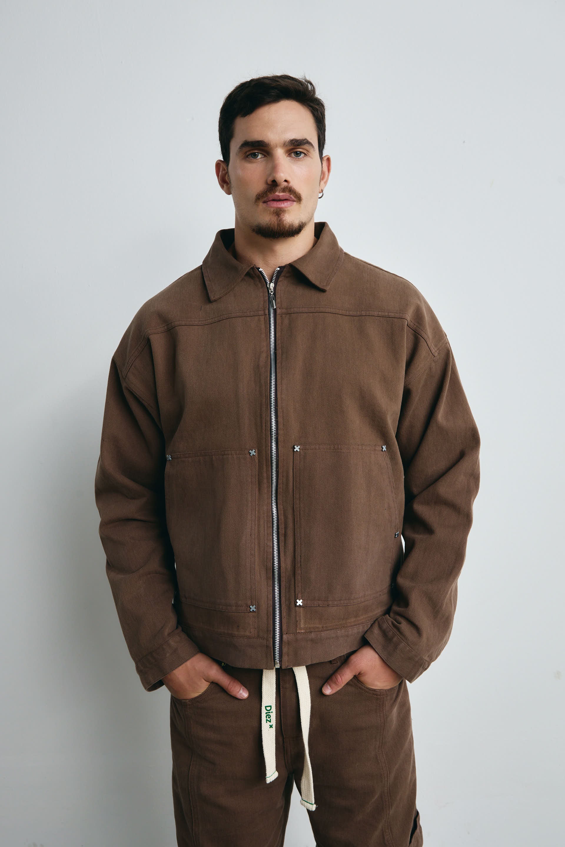 CHAQUETA TACHES X EN LA ESPALDA CHOCOLATE