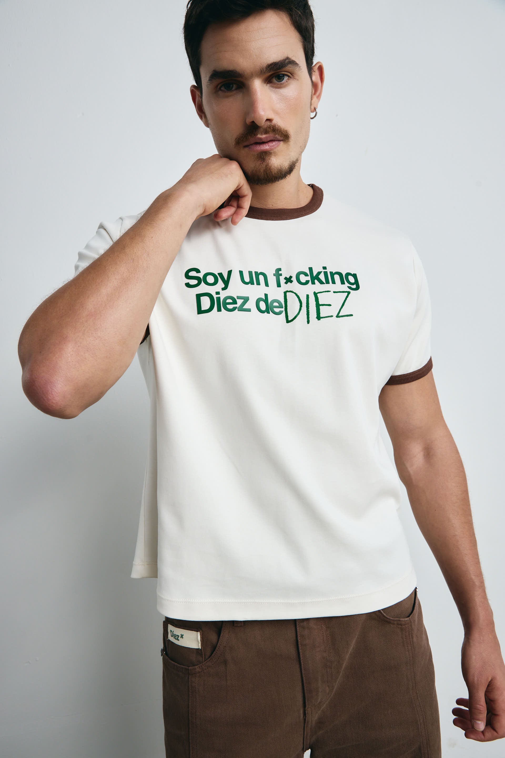 CAMISETA RIB CAFÉ FXCKING - DIEZ X MR TOWERS