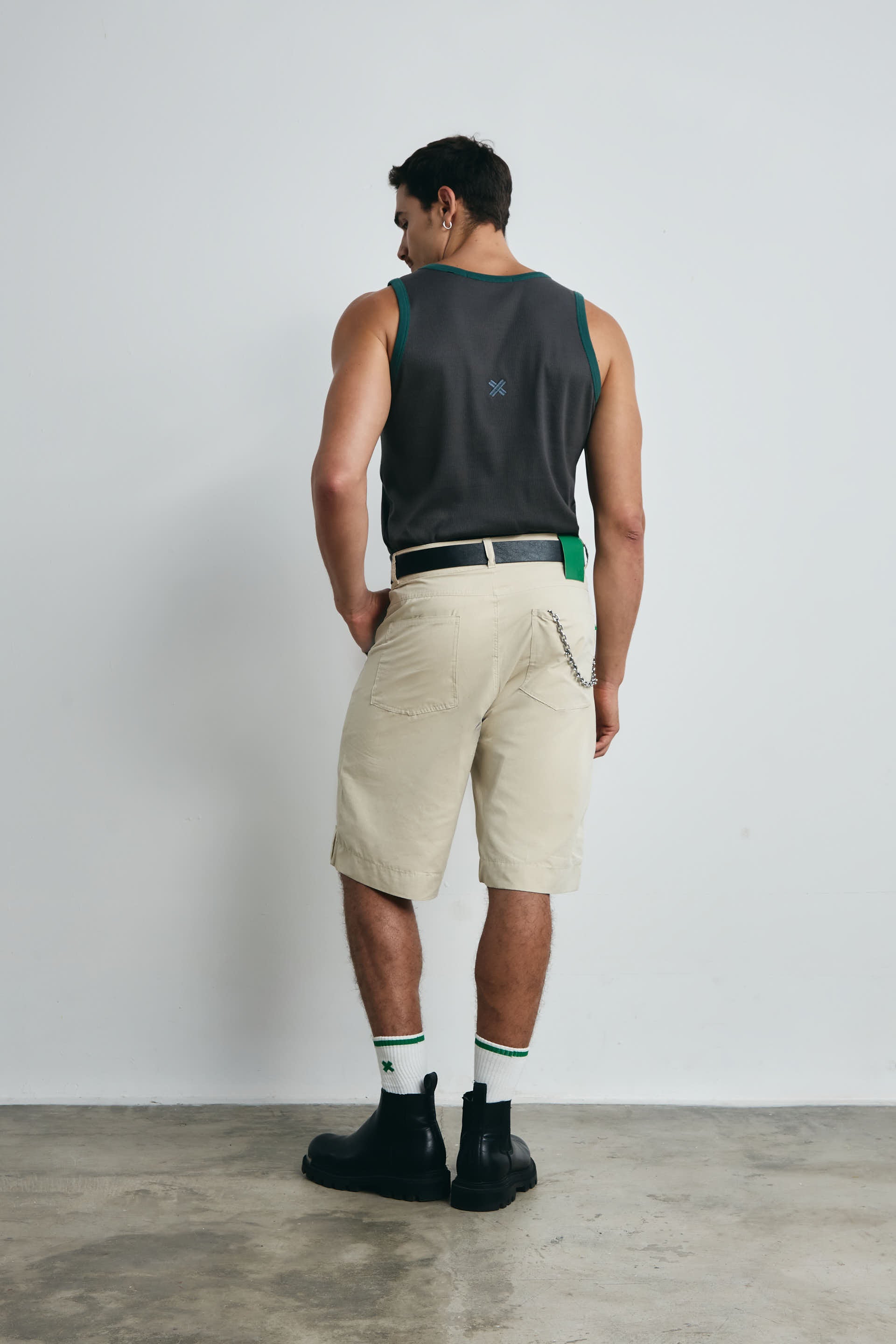 CAMISILLA GRIS CON SESGO VERDE