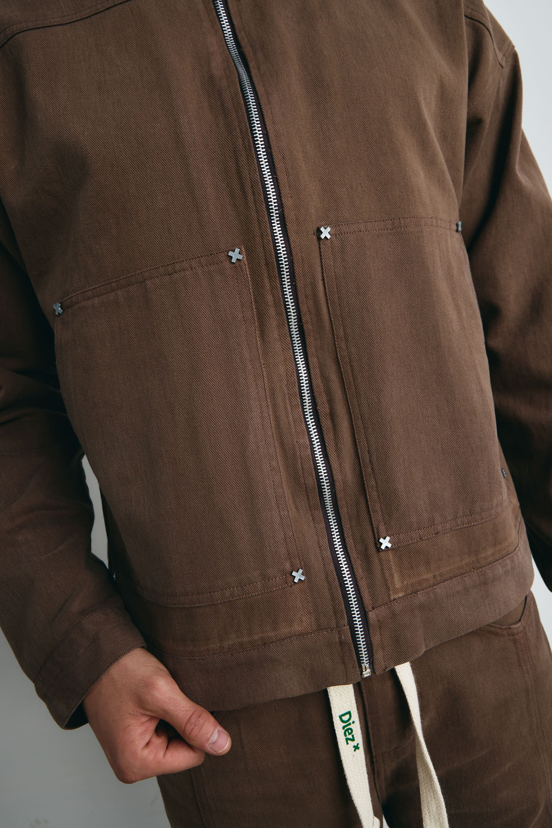 CHAQUETA TACHES X EN LA ESPALDA CHOCOLATE