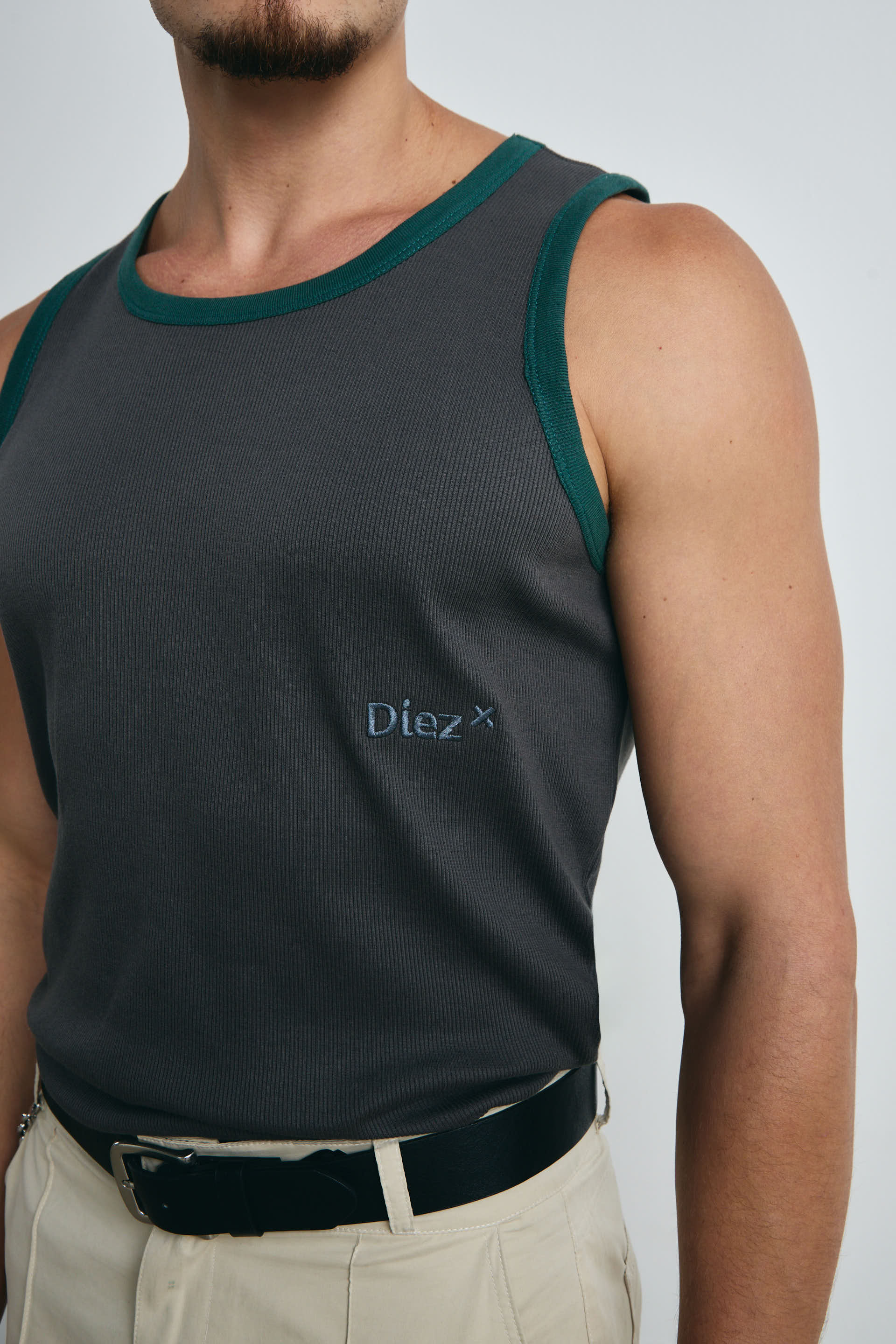 CAMISILLA GRIS CON SESGO VERDE