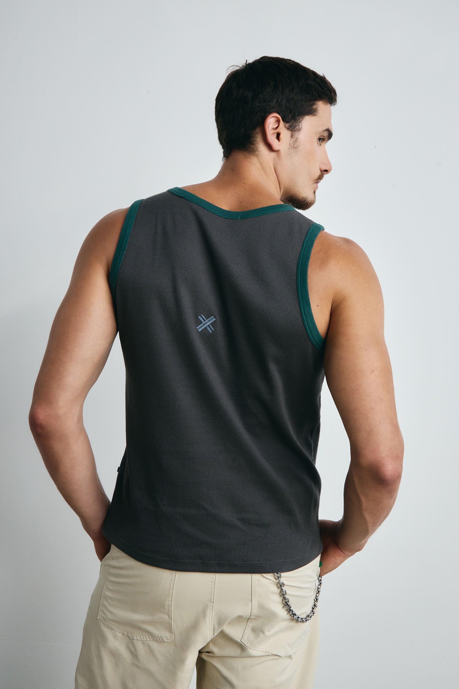 CAMISILLA GRIS CON SESGO VERDE