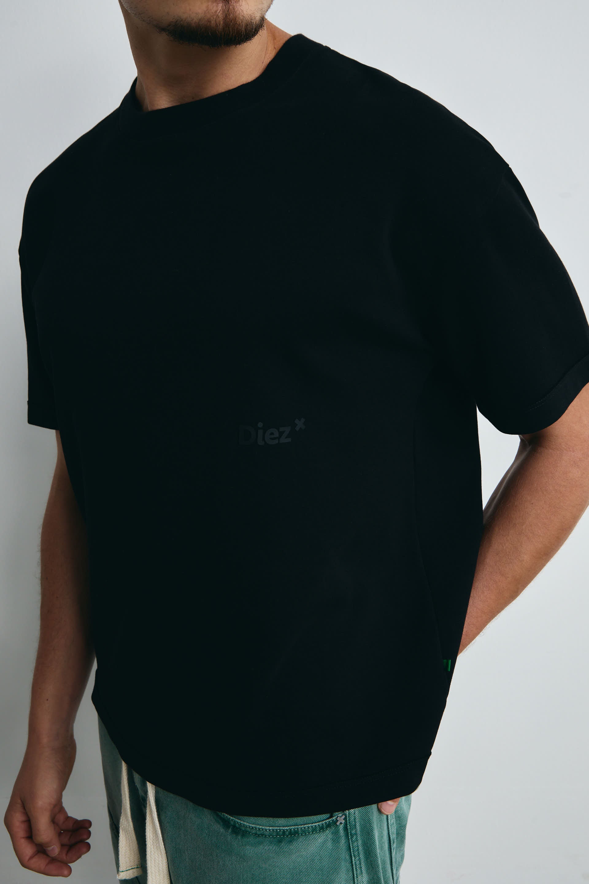 CAMISETA BÁSICA NEGRA