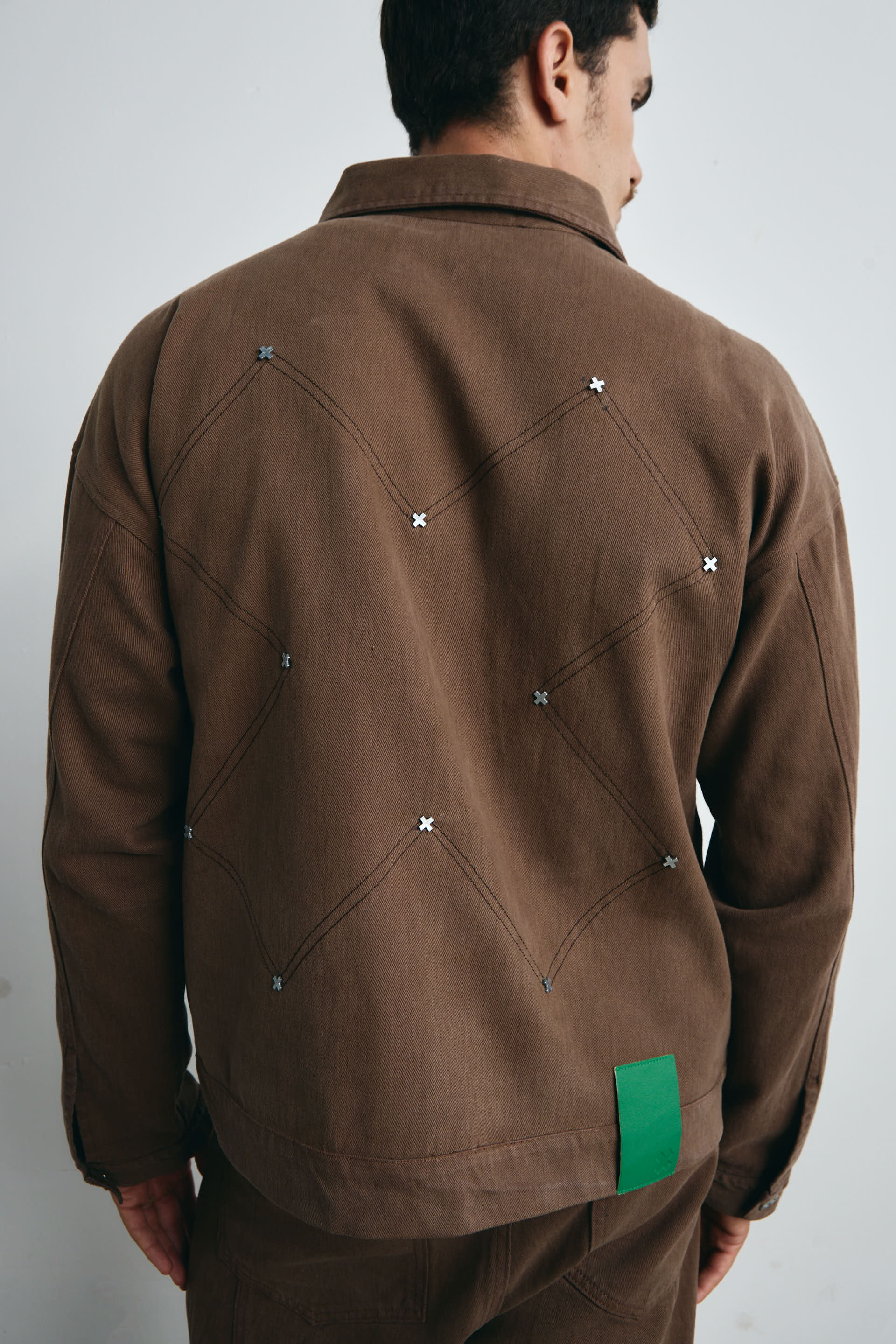 CHAQUETA TACHES X EN LA ESPALDA CHOCOLATE