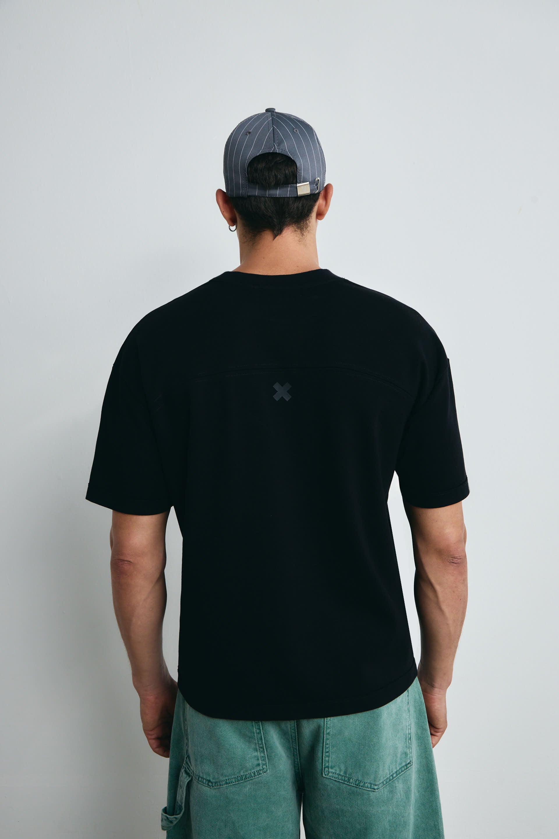 CAMISETA BÁSICA NEGRA