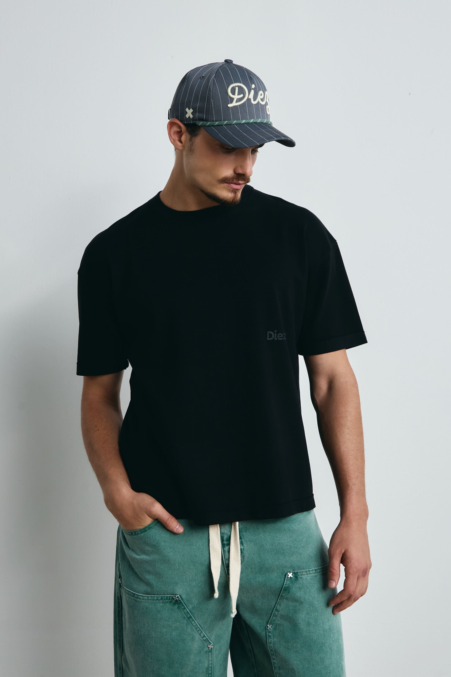 CAMISETA BÁSICA NEGRA