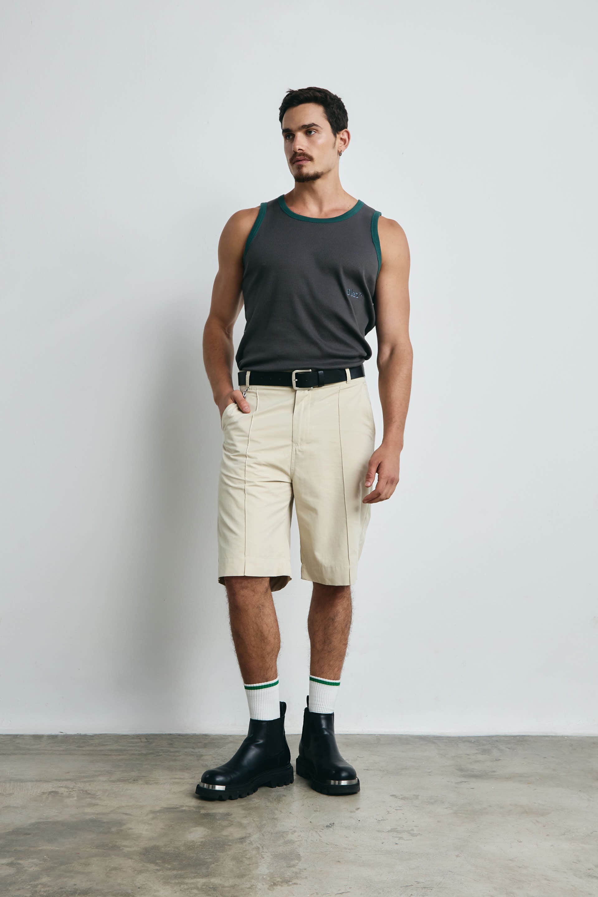 CAMISILLA GRIS CON SESGO VERDE