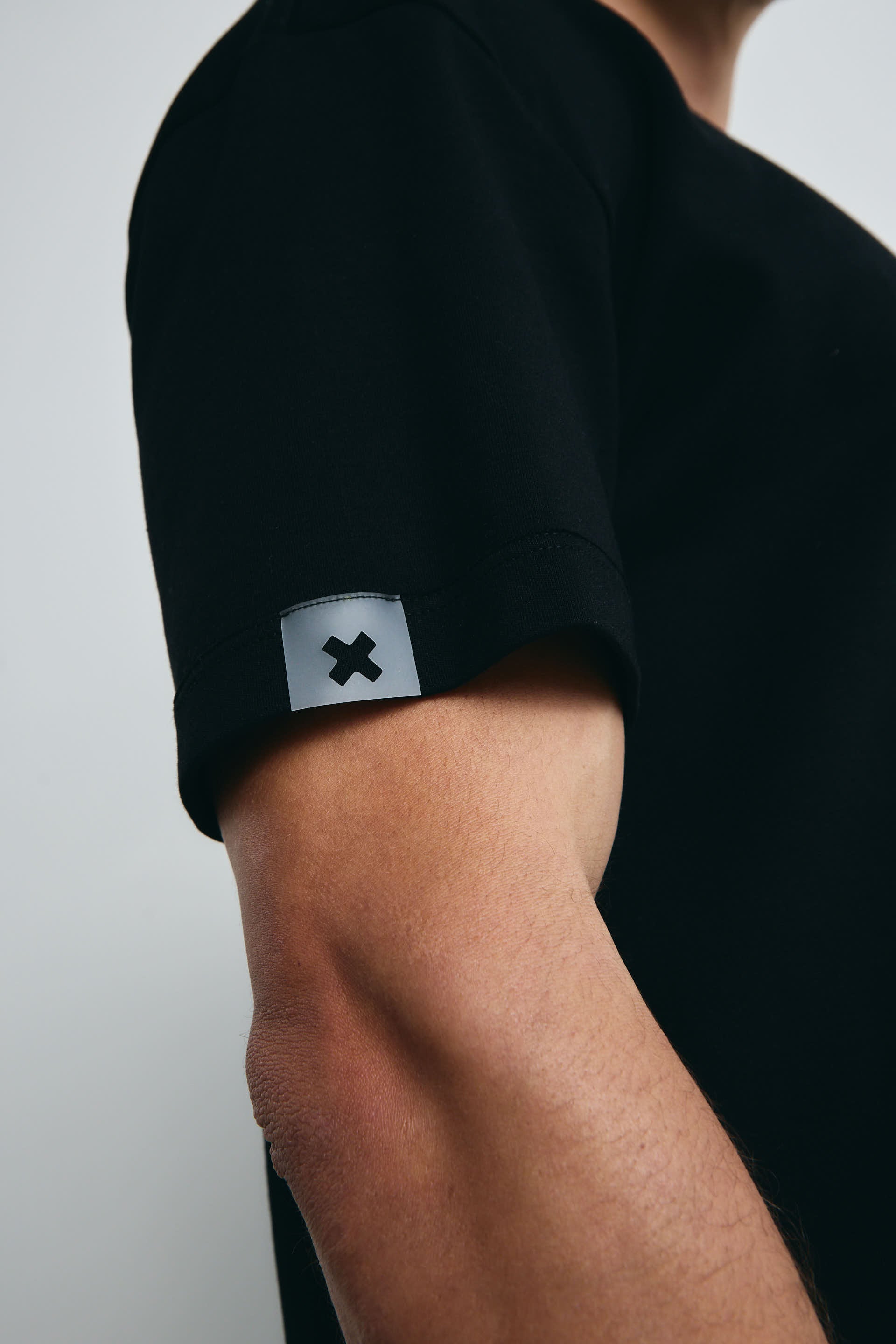 CAMISETA BÁSICA NEGRA