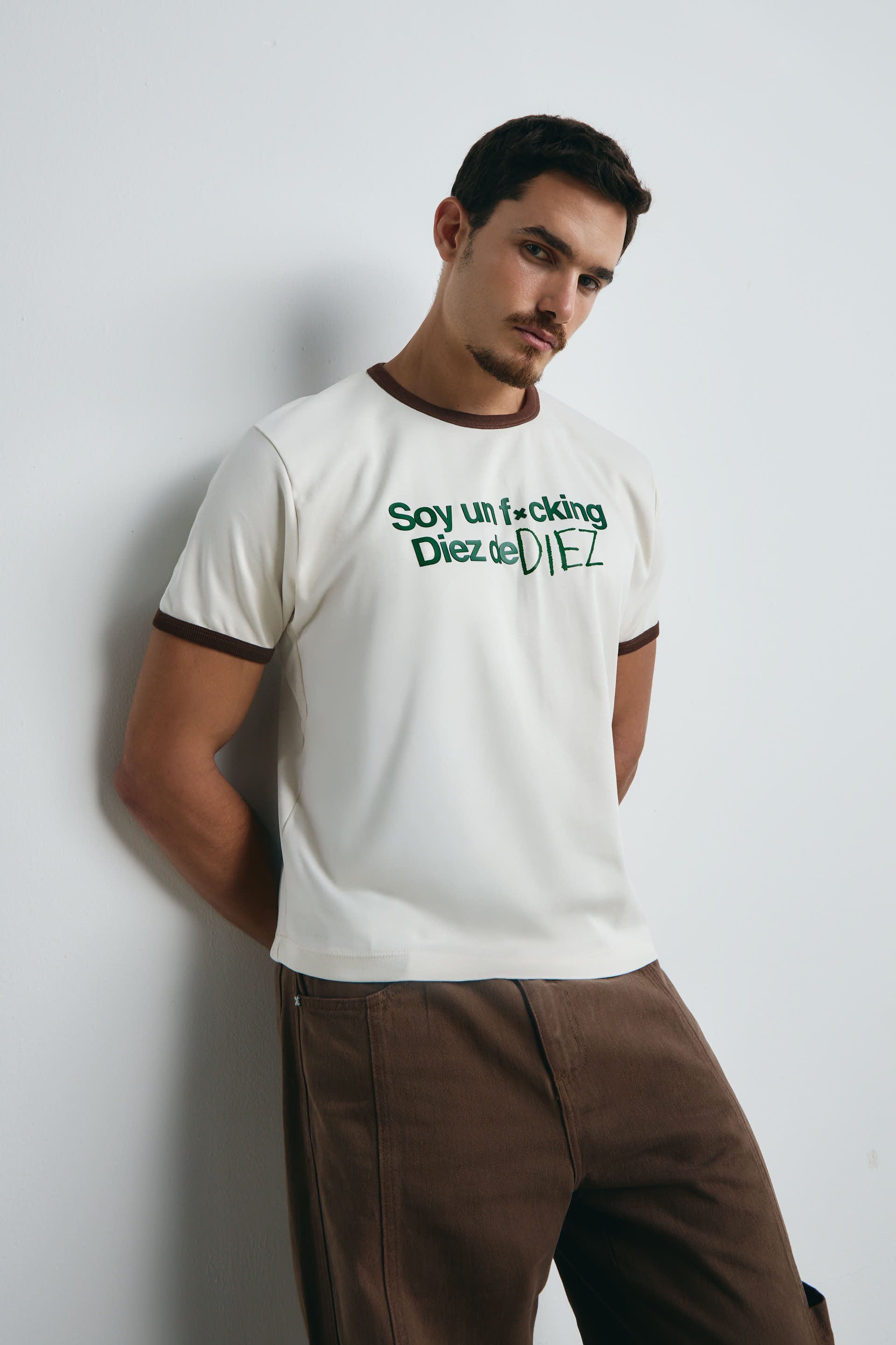 CAMISETA RIB CAFÉ FXCKING - DIEZ X MR TOWERS