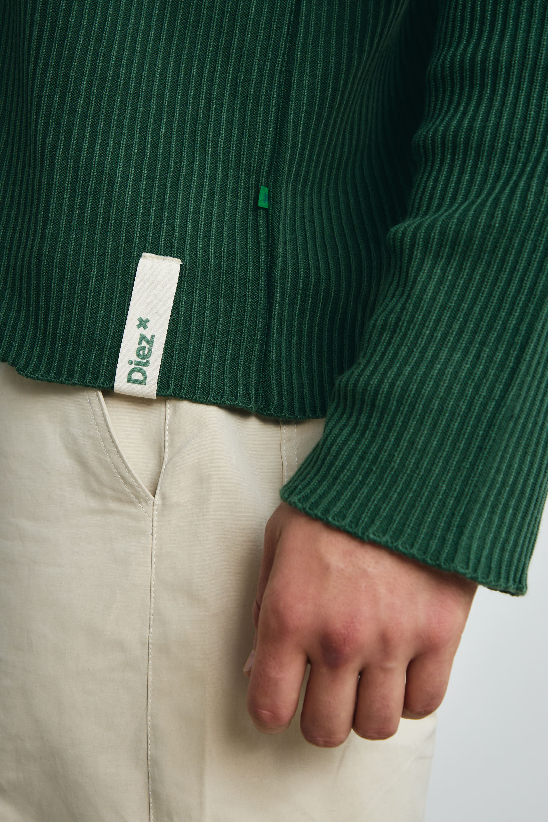 BUZO TEJIDO CON CIERRE EN EL CUELLO