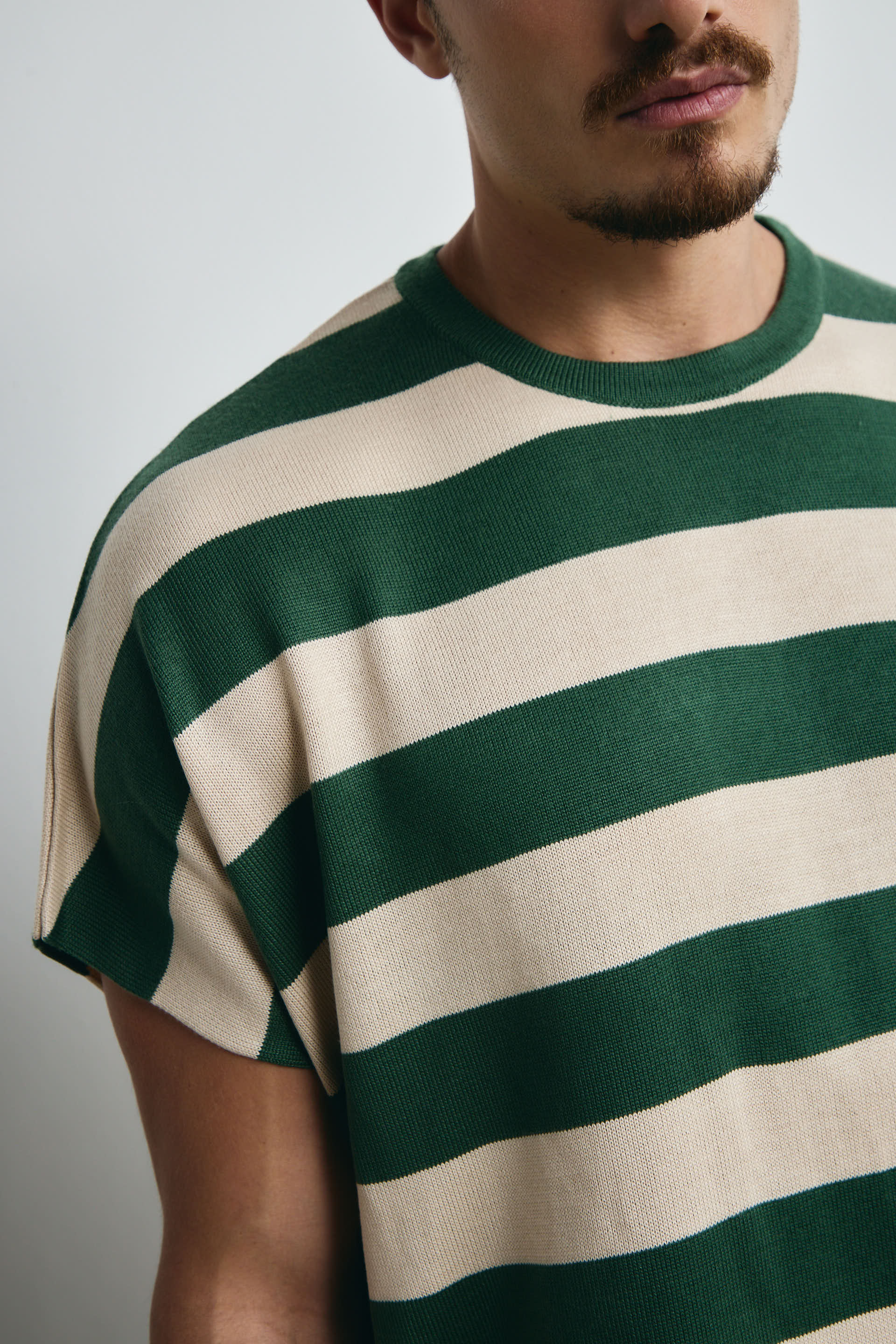 CAMISETA TEJIDA RAYAS VERDE Y CRUDA