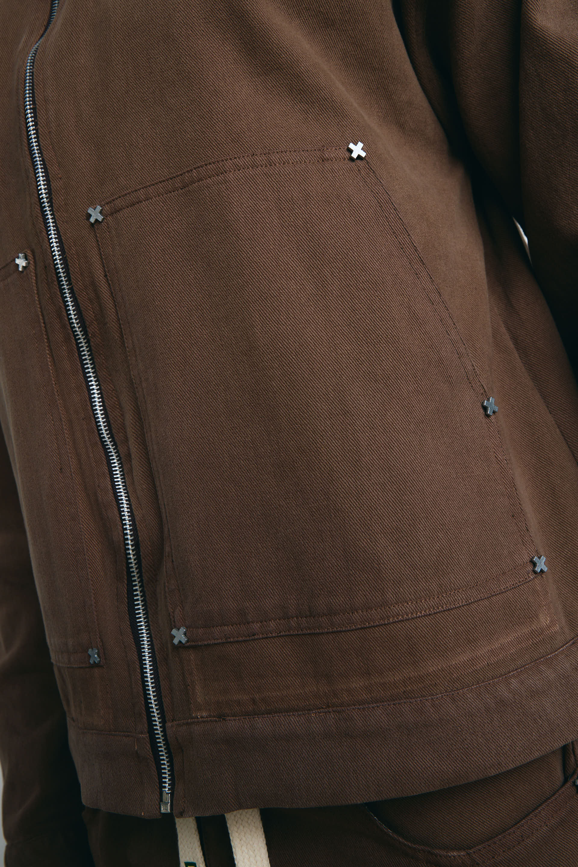 CHAQUETA TACHES X EN LA ESPALDA CHOCOLATE