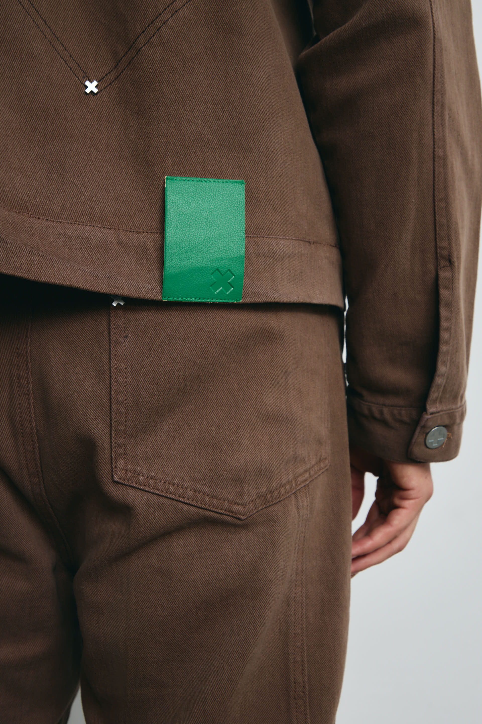 CHAQUETA TACHES X EN LA ESPALDA CHOCOLATE