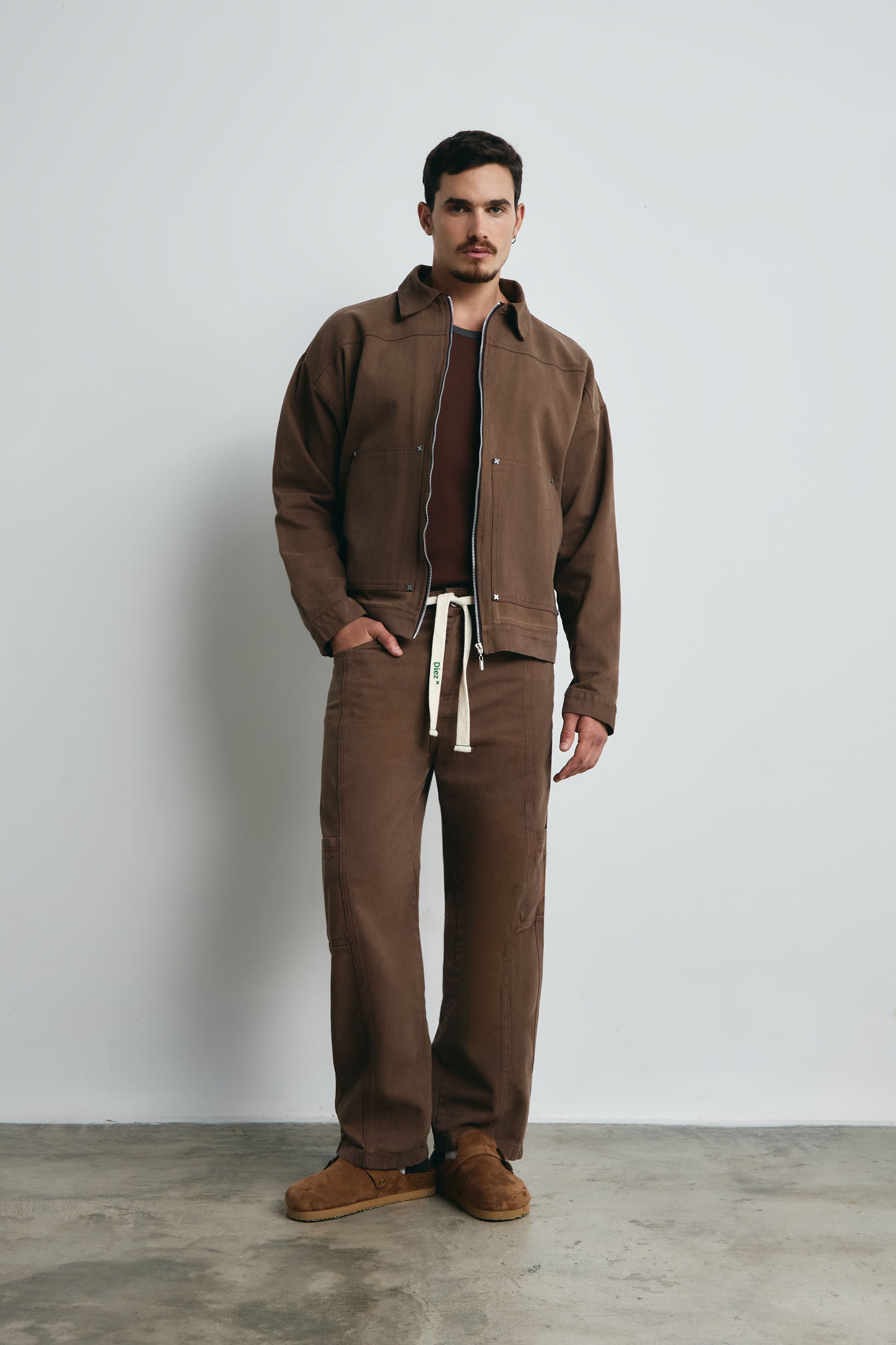 CHAQUETA TACHES X EN LA ESPALDA CHOCOLATE