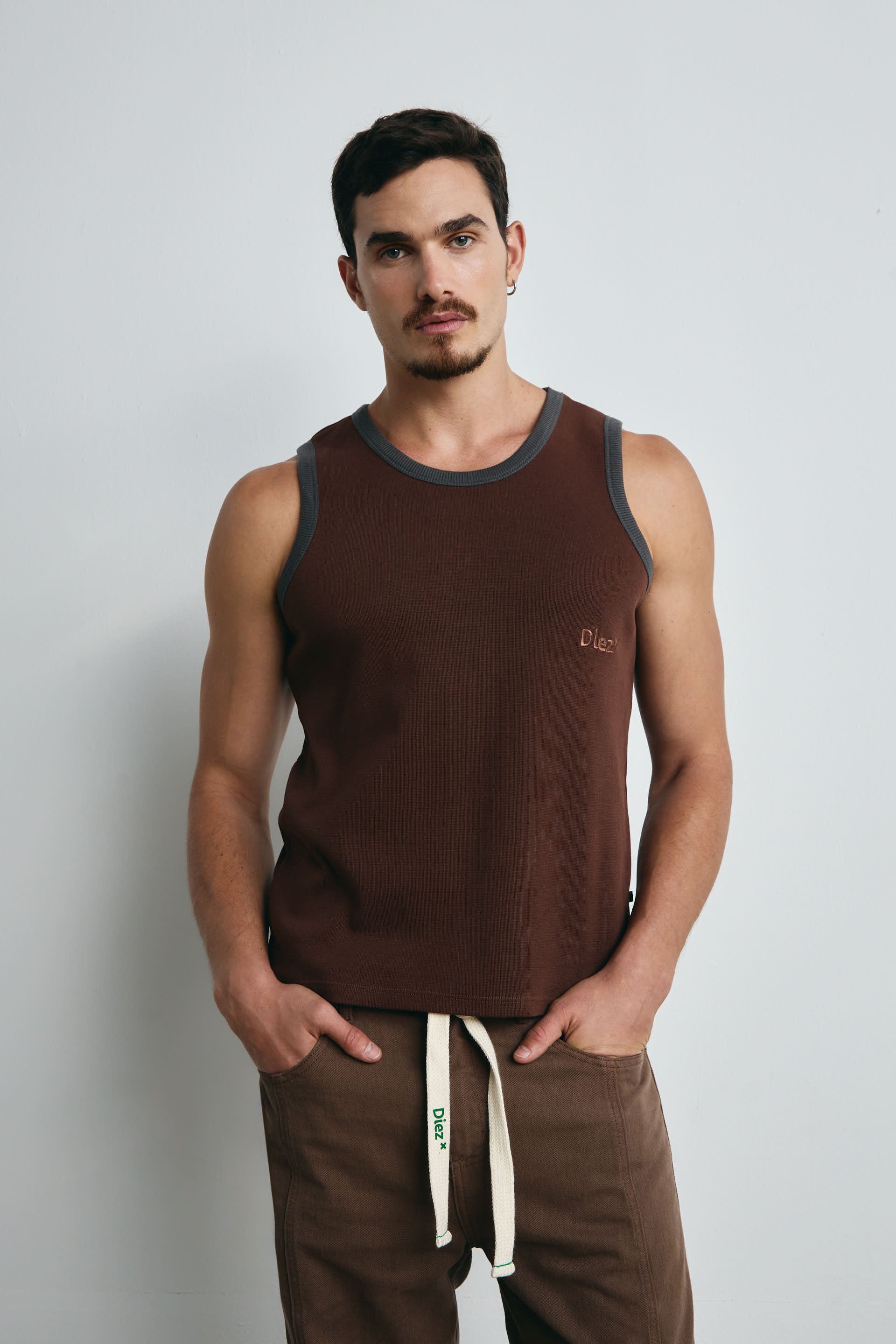 CAMISILLA CHOCOLATE CON SESGO GRIS