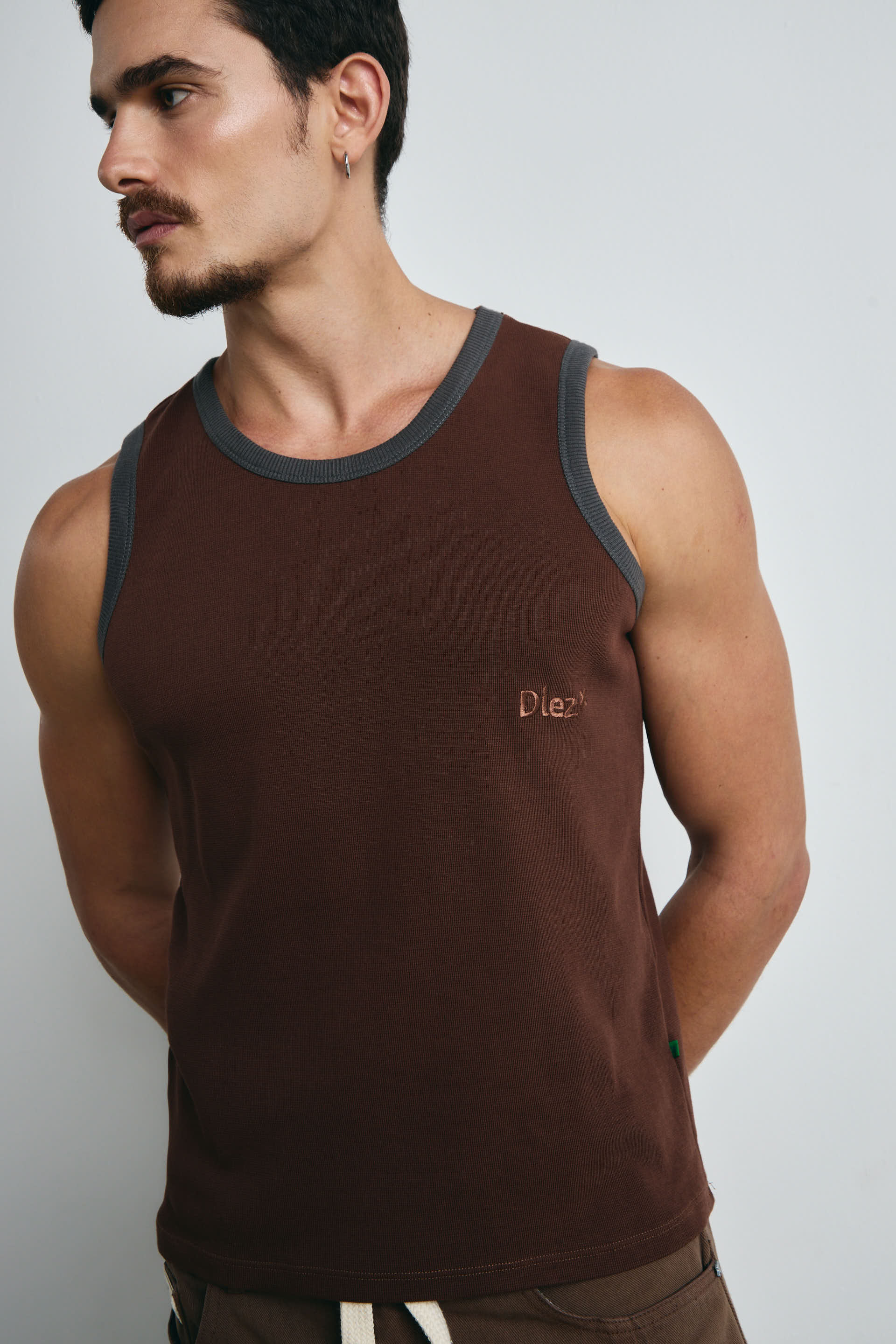CAMISILLA CHOCOLATE CON SESGO GRIS