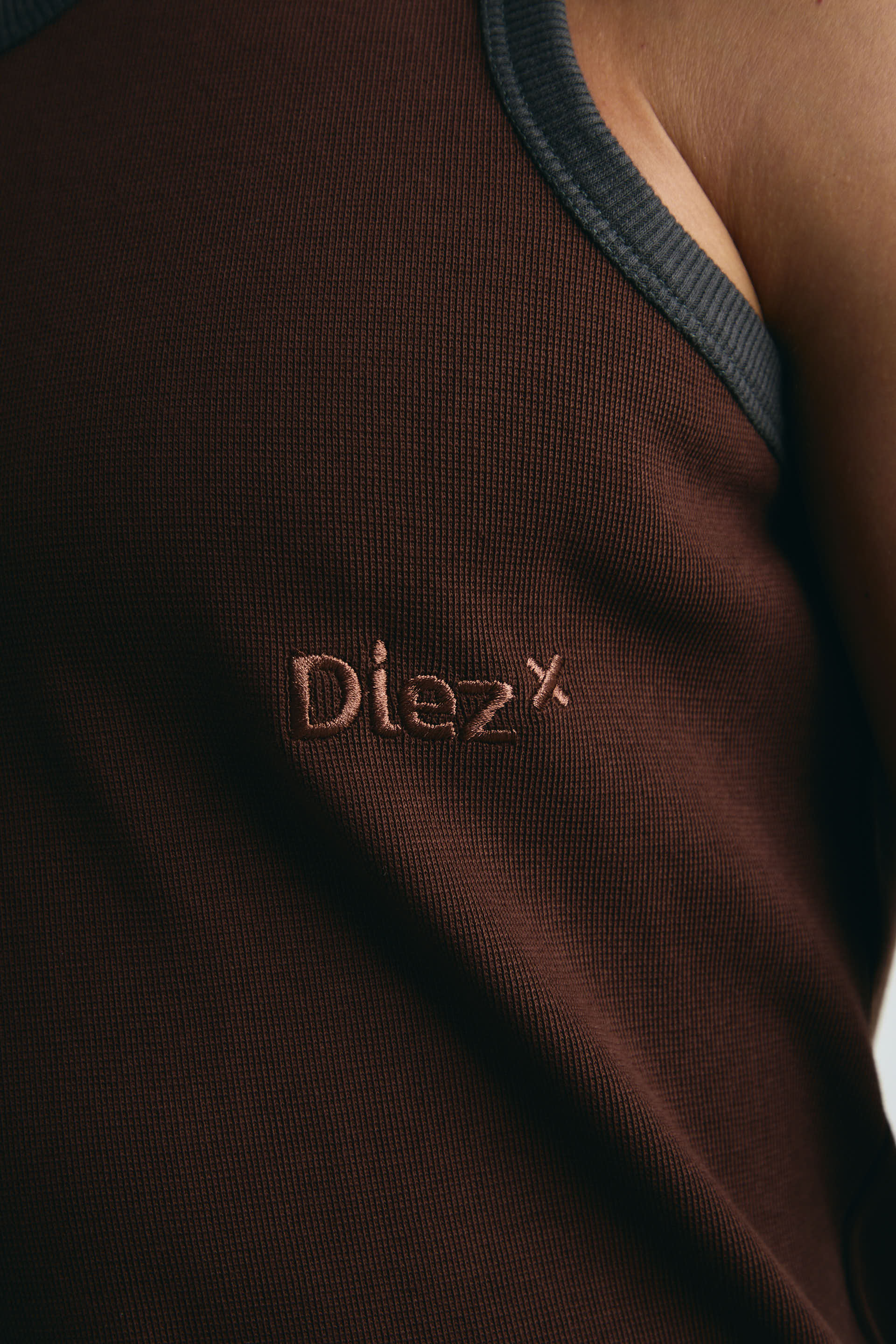 CAMISILLA CHOCOLATE CON SESGO GRIS