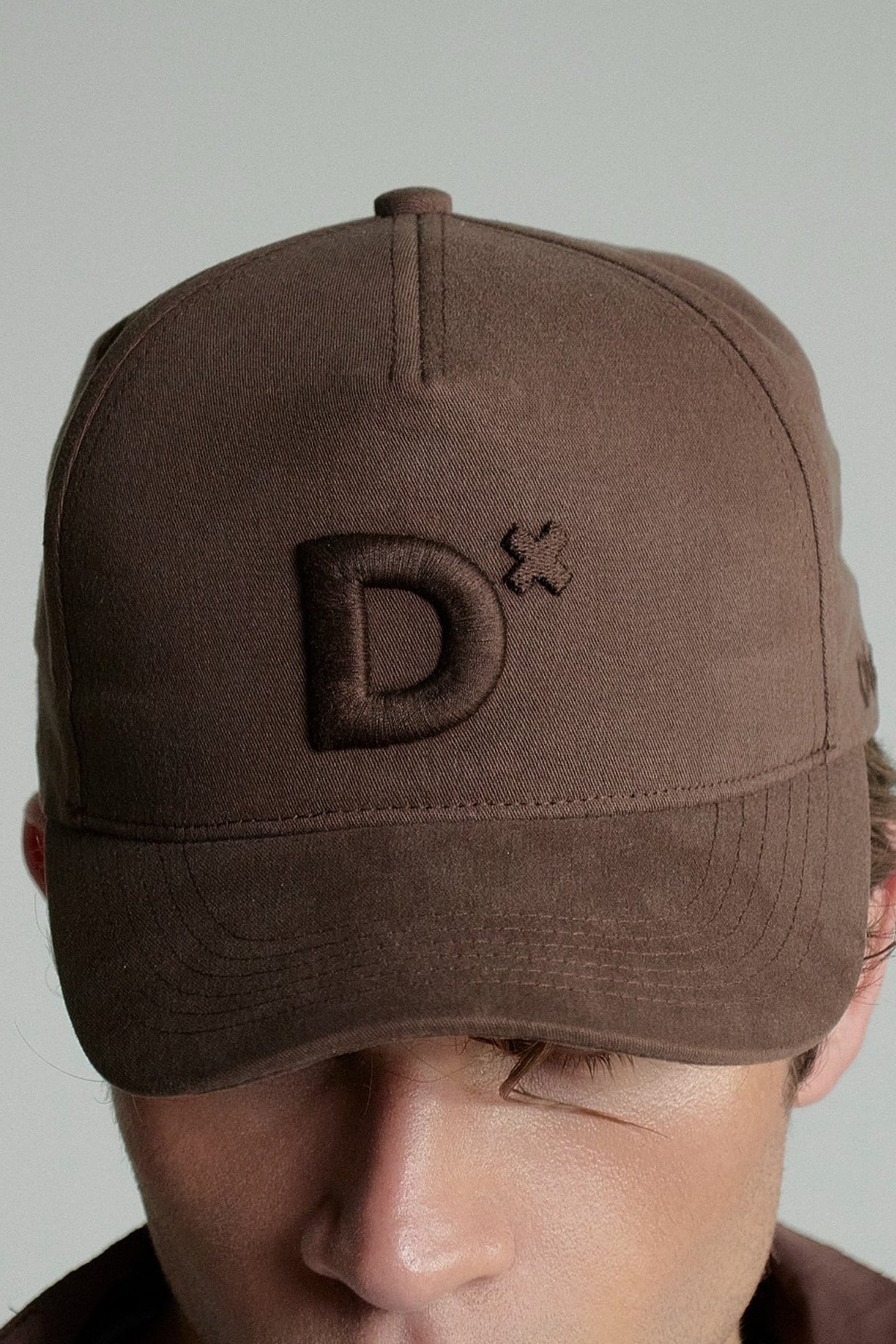 GORRA D* - CHOCOLATE