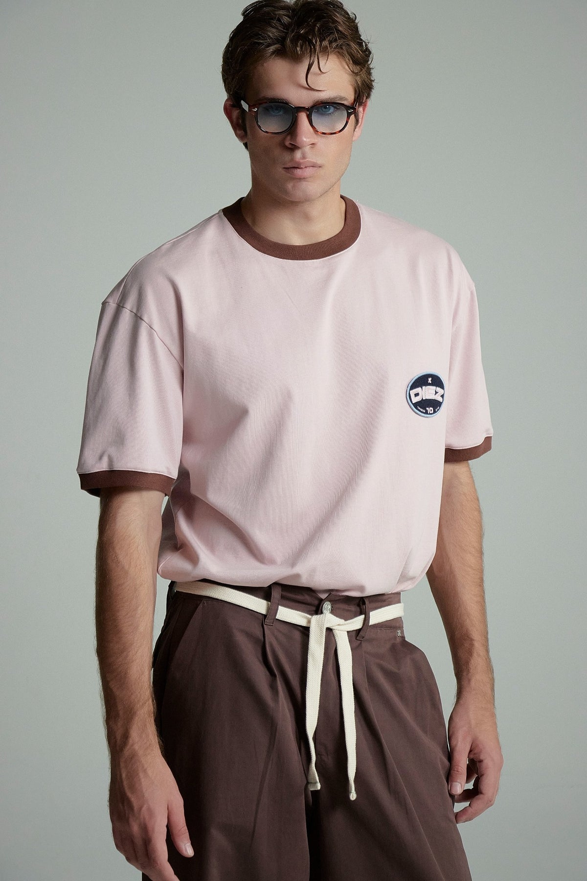CAMISETA BOXY FIT ROSADA CON RIB CHOCOLATE